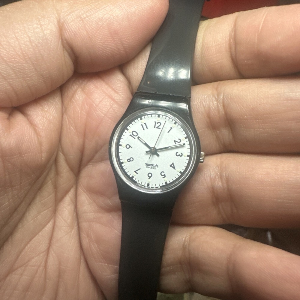 Working Vintage Swatch Ladies Watch Classic Swiss Quartz Black 25mm 1987‎ Rare